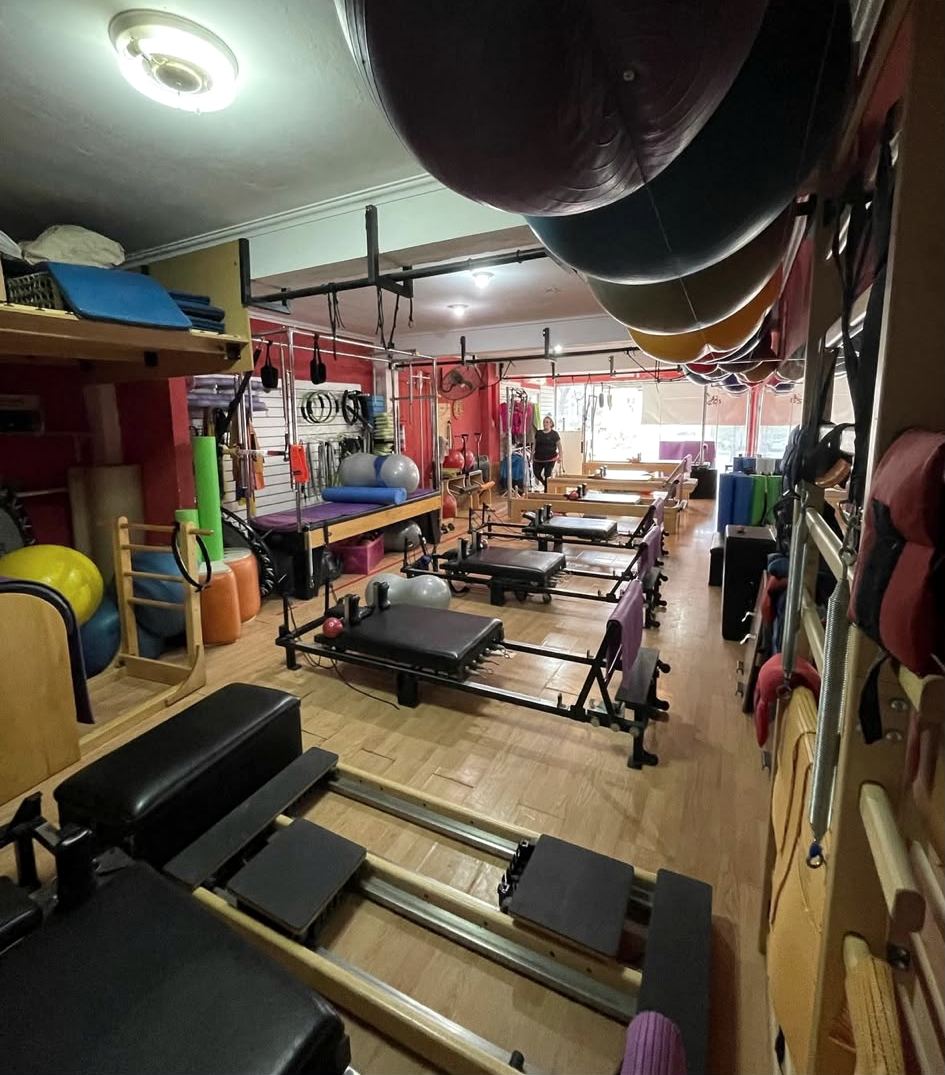 Vista de la sala de Alto Pilates con esferas y reformers