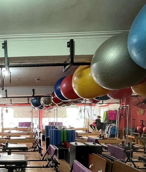 Esferas de pilates colgadas sobre la sala