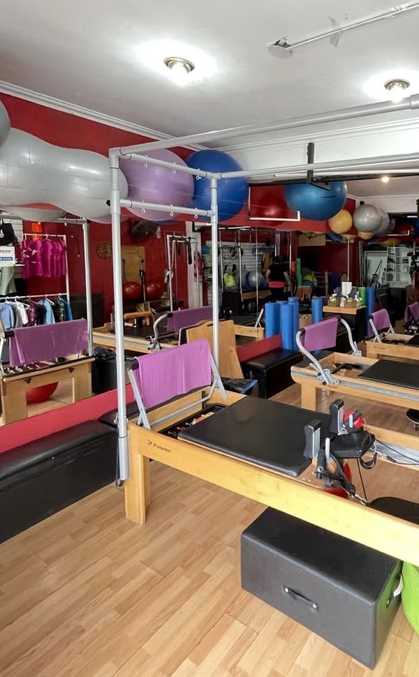 Cama reformer de madera lista para la clase