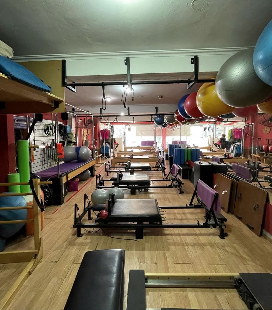 Sala de Alto Pilates con las camas reformer en fila